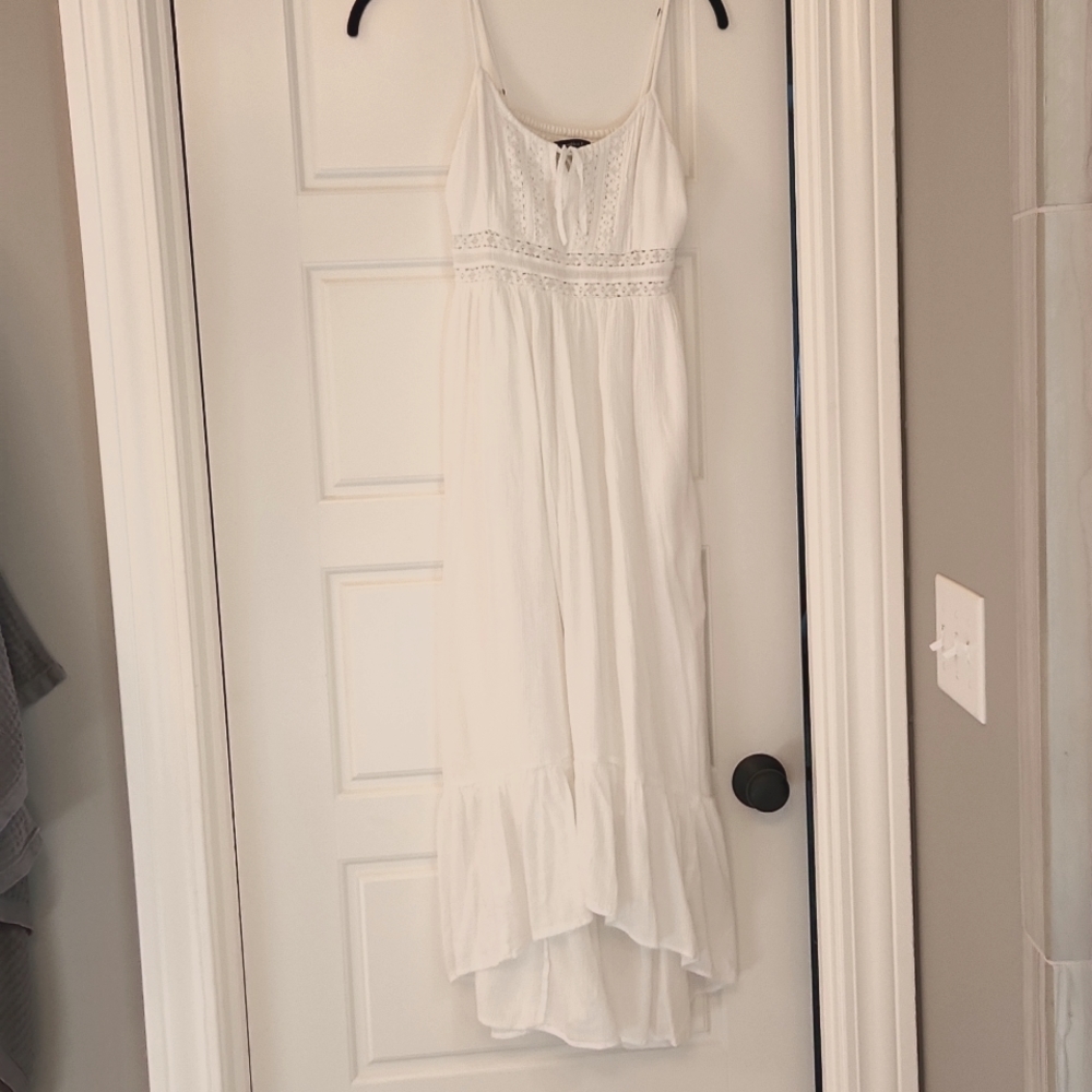 Womens Abercrombie white maxi dress, in excellent condition!